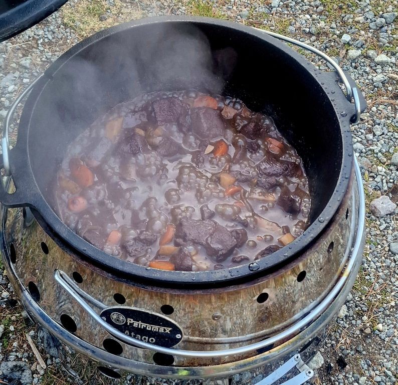 Hirschgulasch auf dem Feuer mit meinen Saxenfreunden.